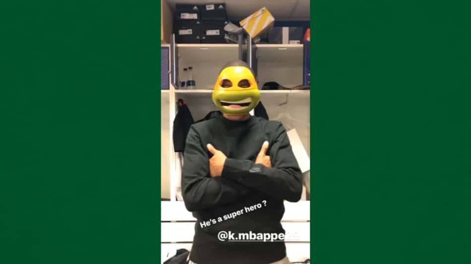 Mbappé cai em pegadinha e ganha 'presente' de Thiago Silva; veja