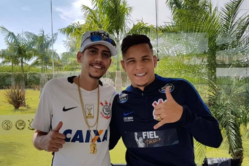 Arana 'explode' funk no Corinthians e canta com Mc; veja vídeo e histórias
