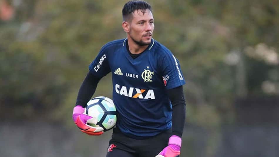 Com ajuda de todos, Diego Alves vive maior sequência sem sofrer gol no Fla
