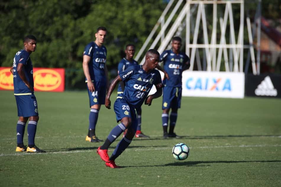 Real Madrid quer levar Vinicius Júnior no meio de 2018, diz jornal