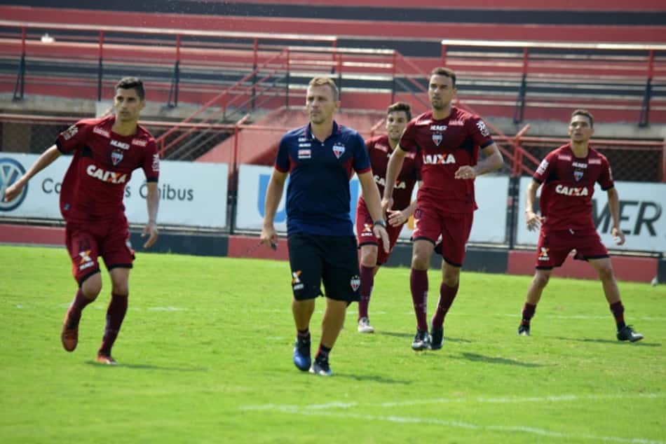 Técnico do Atlético-GO mantém atenção com reservas do Grêmio