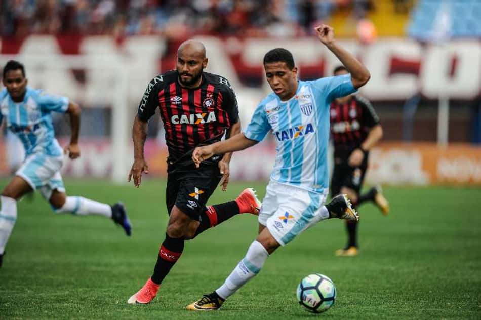 Avaí vence o Atlético-PR e segue na briga pela permanência na elite