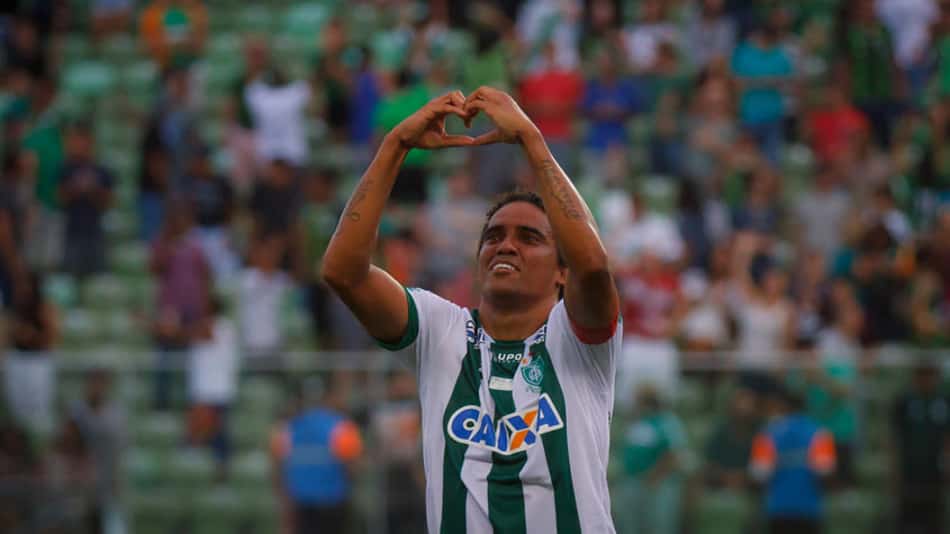Após escapar da tragédia com a Chape, Rafael Lima tem ano de herói com gol e título pelo América-MG
