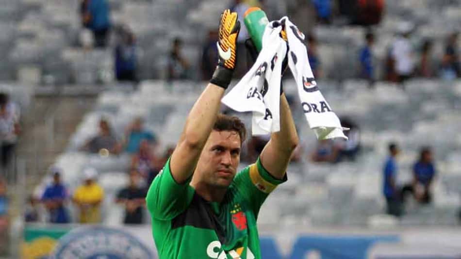 Uma, duas… 200 vezes Martin Silva: goleiro atinge marca histórica no Vasco