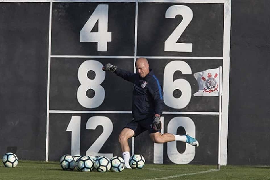 Dez anos, 700 jogos, 11 títulos: Mauri quer manter 'pegada' no Corinthians