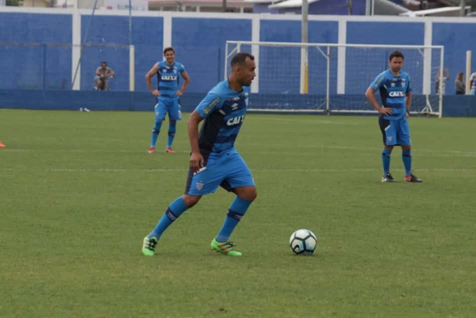 Em treino do Avaí, Claudinei indica Simião na vaga do suspenso Judson