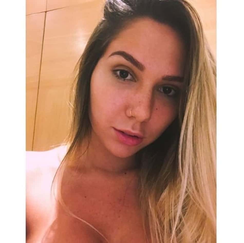 Carol Portaluppi comemora título do Grêmio com foto ousada