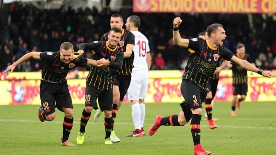 Com gol de goleiro no fim, Benevento empata com o Milan e conquista primeiro ponto na elite