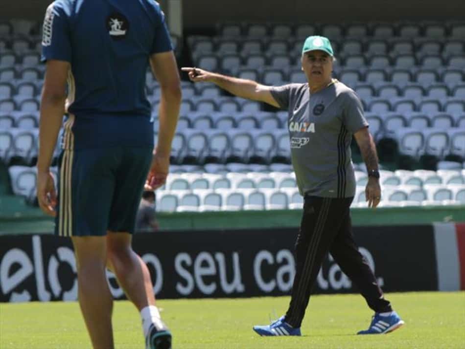 Marcelo Oliveira chora com queda do Coritiba e se coloca à disposição para Série B
