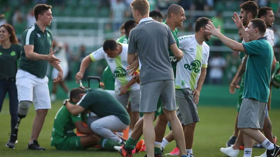 Chapecoense marca no último minuto, vai à Libertadores e rebaixa o Coritiba para a Série B