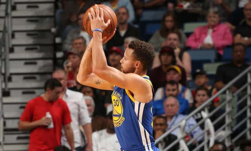 Com 49 pontos de Curry, Warriors vira no segundo tempo e vence Celtics