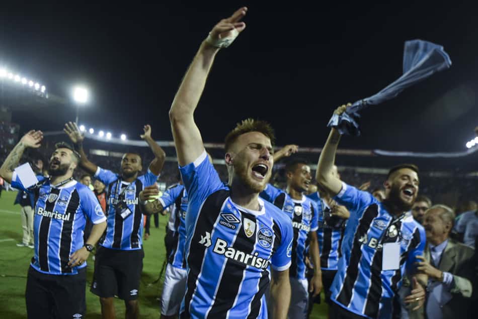 Grêmio flagra torcedora pagando promessa por título da Libertadores