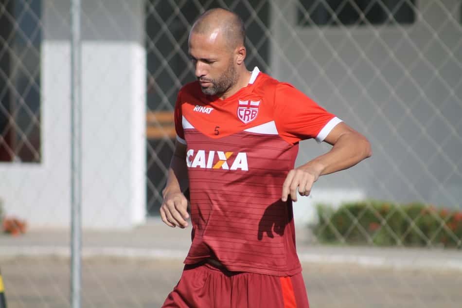 Ídolo do CRB se despede do clube: "Saio de cabeça erguida"