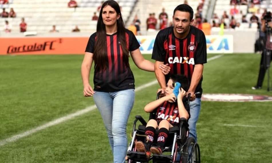 Com ajuda da torcida do Atlético-PR, pequeno Rafael viaja para cirurgia