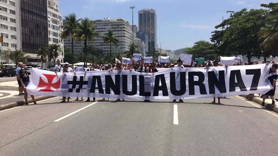 Torcedores do Vasco fazem protesto em Copacabana pedindo anulação da urna 7