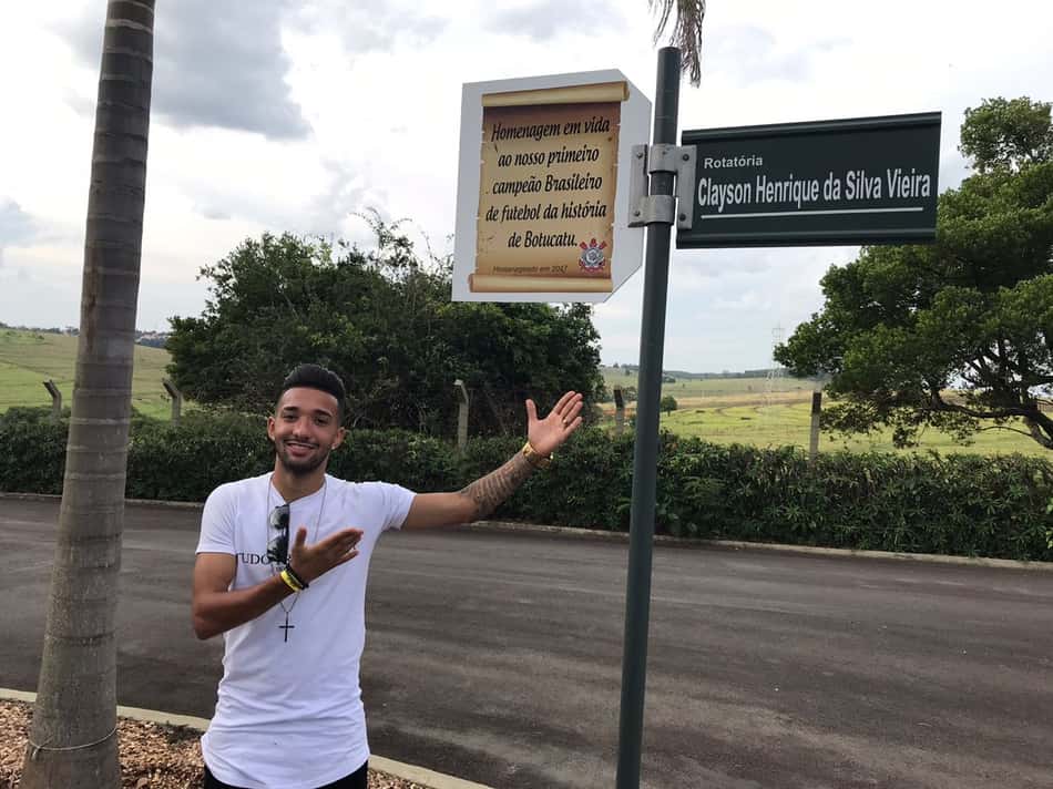 Clayson posa ao lado da rotatória com seu nome