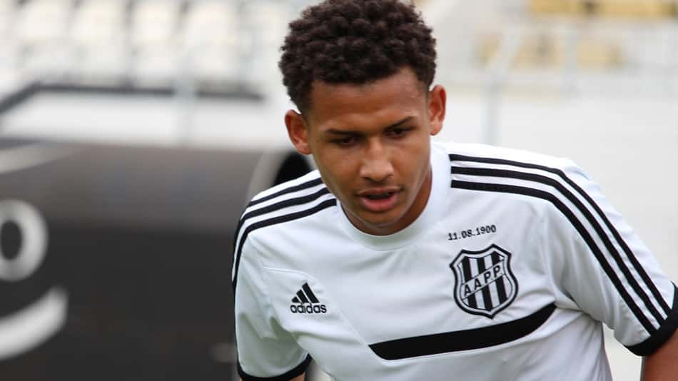 Ponte Preta renova contrato com atacante Felippe Cardoso