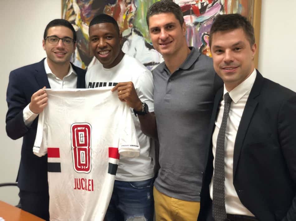Jucilei assina contrato de quatro anos com o São Paulo e assume a camisa 8
