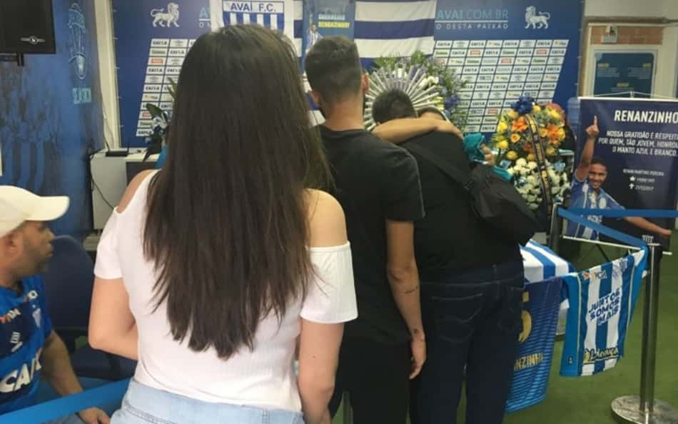 Velório de Renanzinho é marcado por comoção na Ressacada