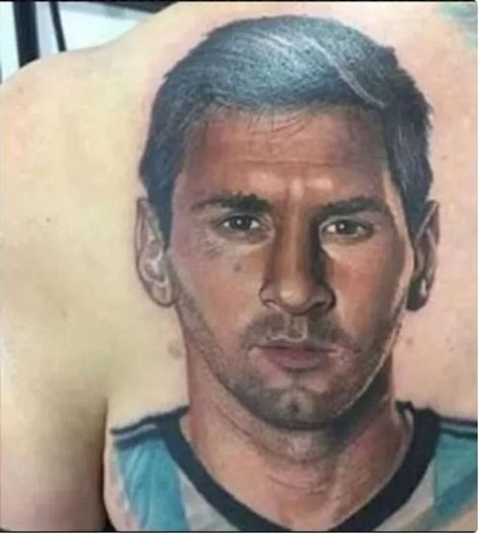 Mulher de 54 anos faz tatuagem com rosto de Messi