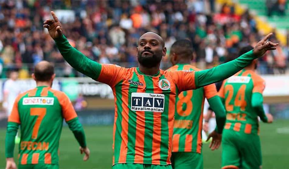 Na mira do Flamengo, Vagner Love vem tendo sua melhor média de gols da carreira