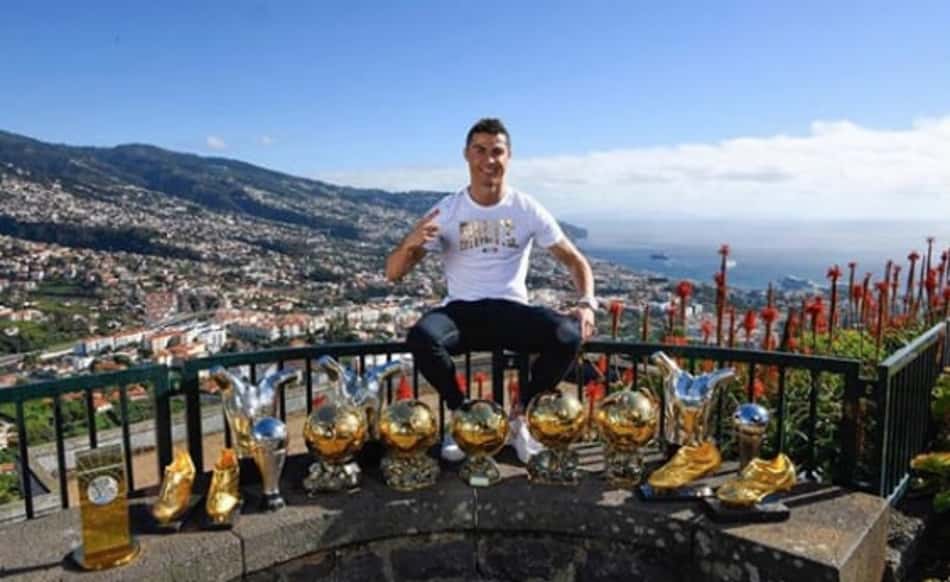 CR7 junta coleção de troféus individuais em sua terra natal