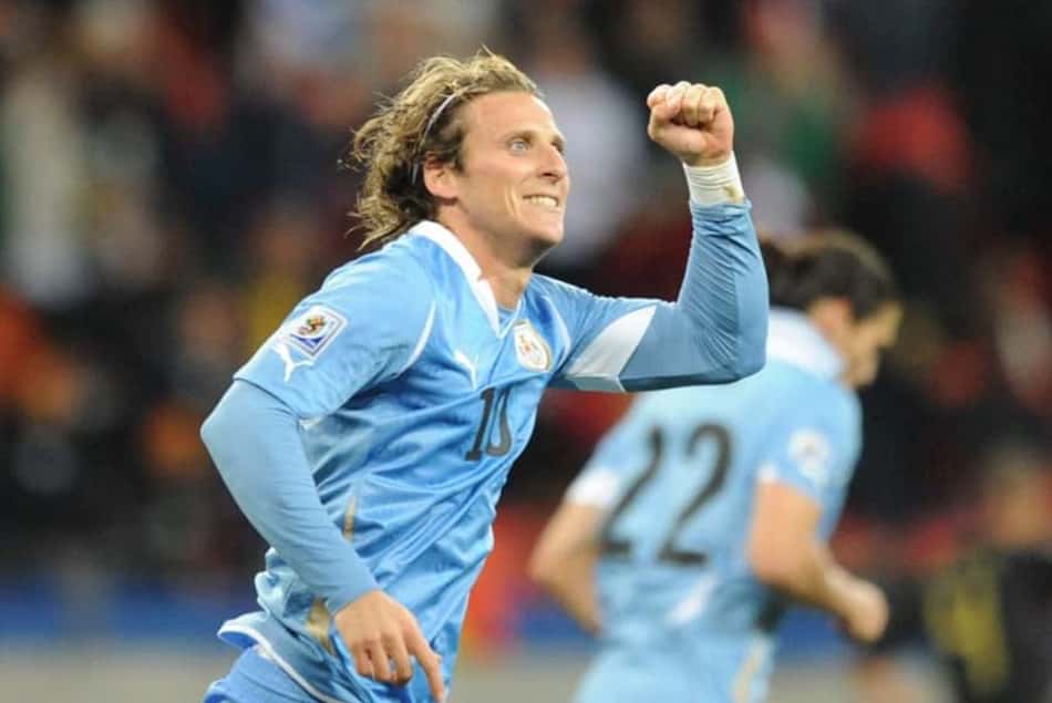 Em 2018, Diego Forlán vestirá a camisa do Kitchee SC, atual campeão da Premier League de Hong Kong. O uruguaio foi eleito o craque da Copa de 2010 e na época era o artilheiro do Atlético de Madrid. Após o Mundial da África do Sul, ele teve uma passagem de dois anos no futebol brasileiro defendendo o Internacional
