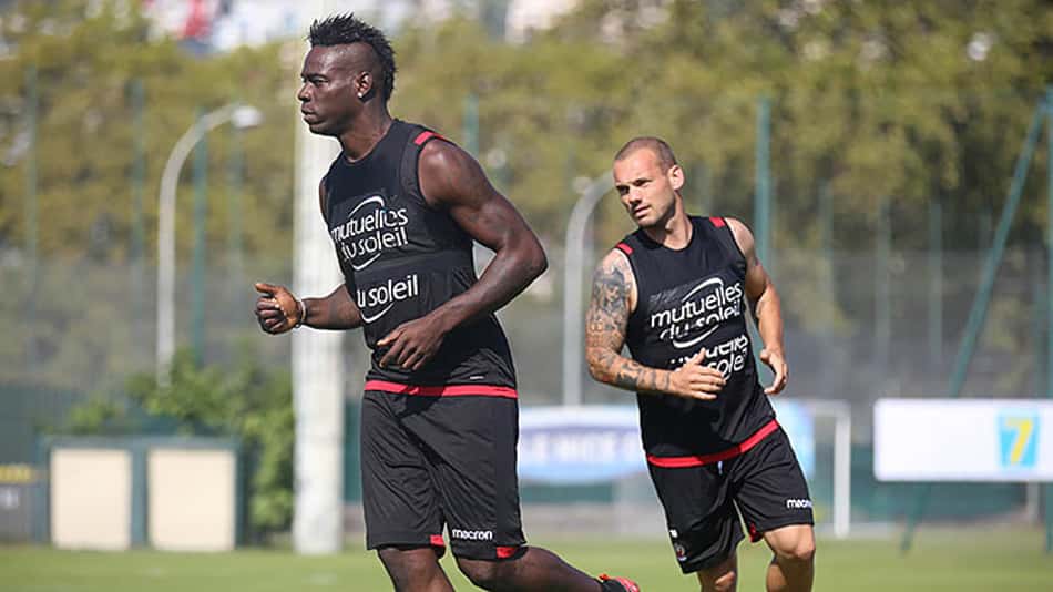 Sneijder com Balotelli no Nice