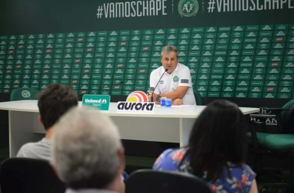 Gilson Kleina comemora vitória da Chapecoense sobre Tubarão
