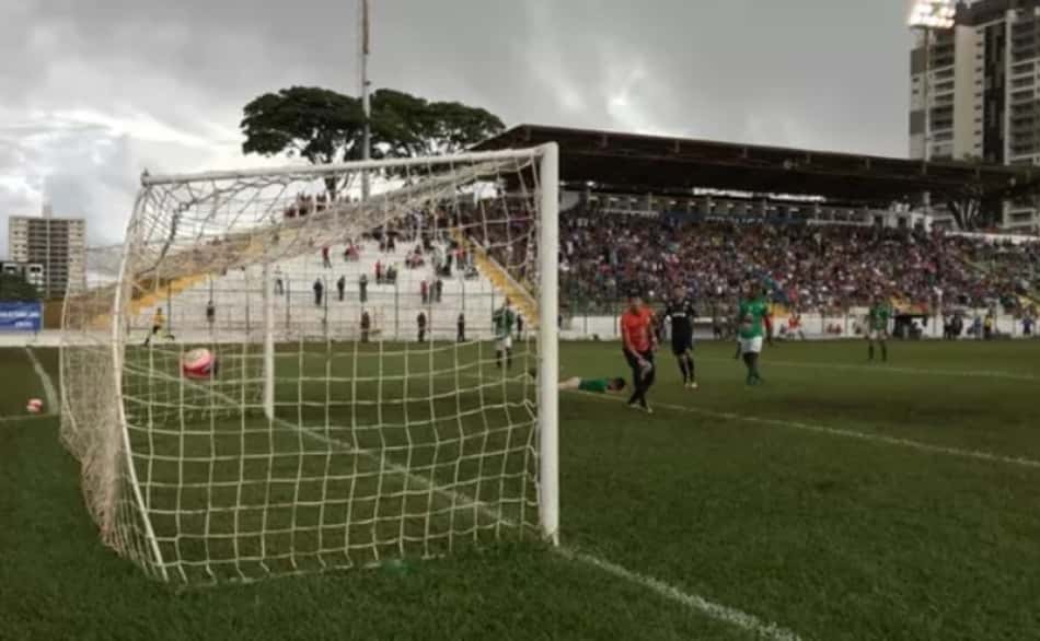 Com sorte, Ponte Preta vence Francana e fica perto da classificação
