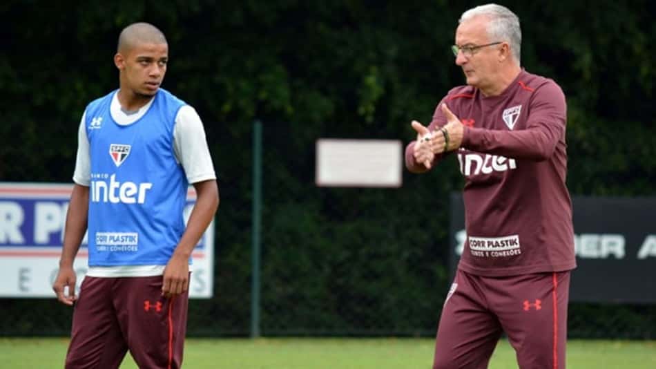 O garoto Brenner (à esq.) e o técnico Dorival Júnior durante conversa no CT da Barra Funda 