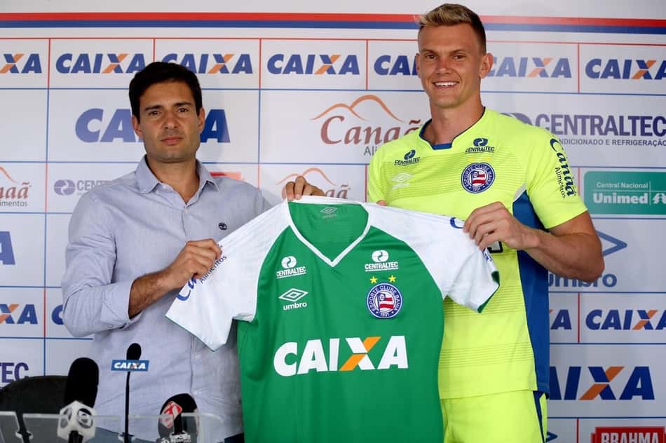 Douglas se apresenta ao Bahia e evita comparação com Jean