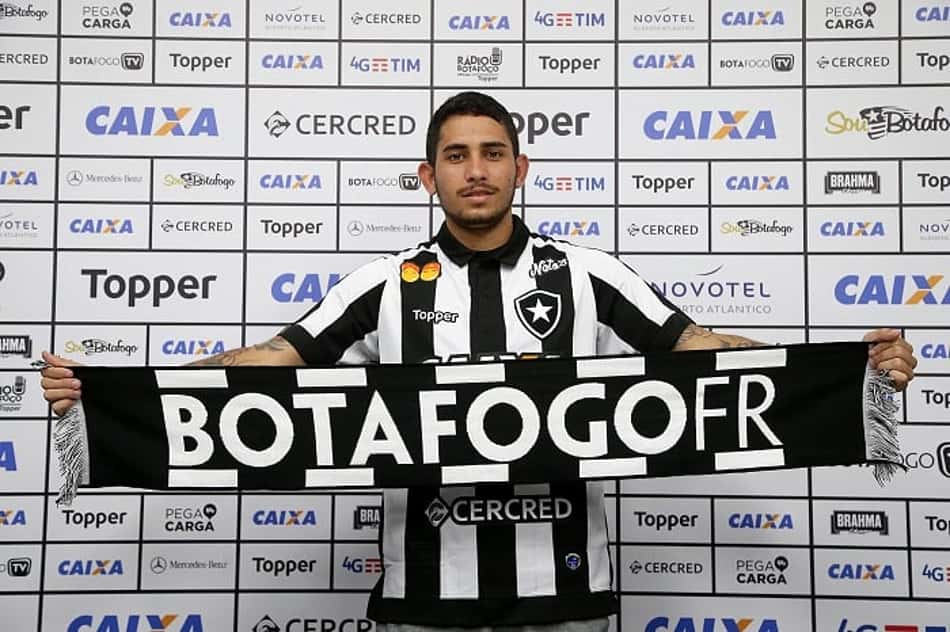 Leandro Carvalho volta ao Botafogo cercado de expectativas por protagonismo