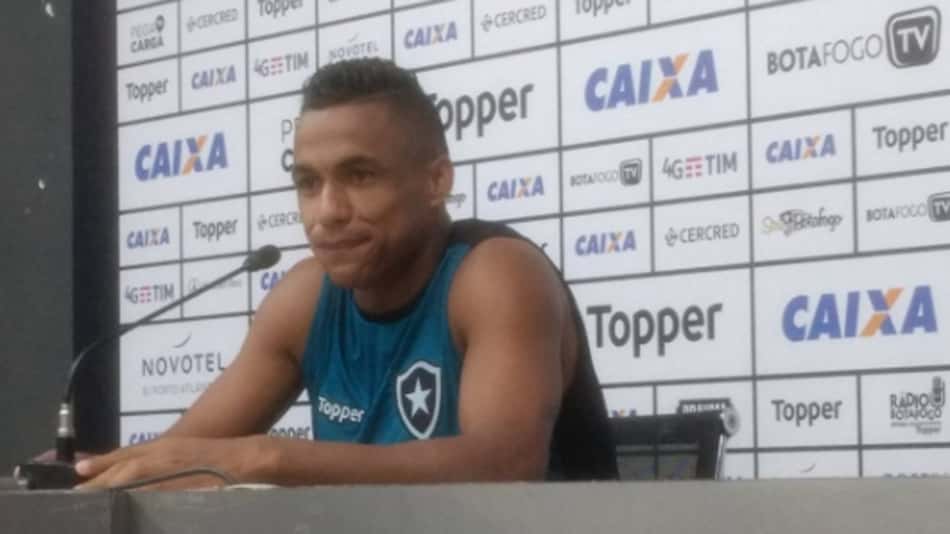 Arnaldo explica comemoração e pedido inusitados diante do Macaé