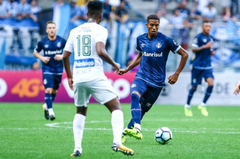 Jogador do Grêmio rebate críticas sobre gramado da Arena: 'Já joguei em campo pior'