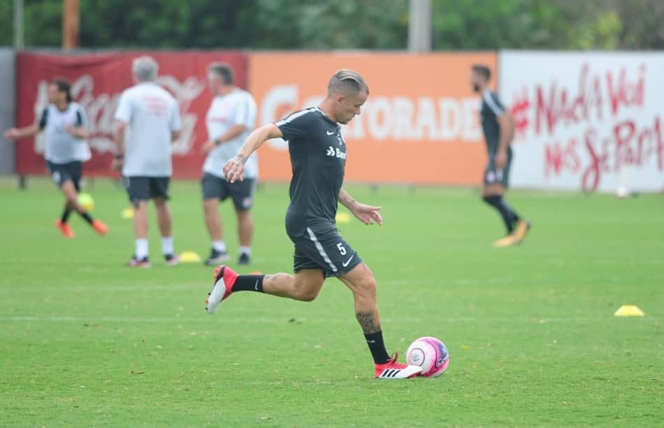 Qualidade na saída de bola é "máxima" em treino do Internacional