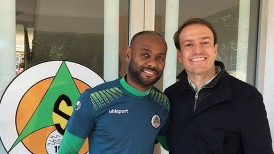 Advogado de Love tenta liberação do atacante junto a clube turco