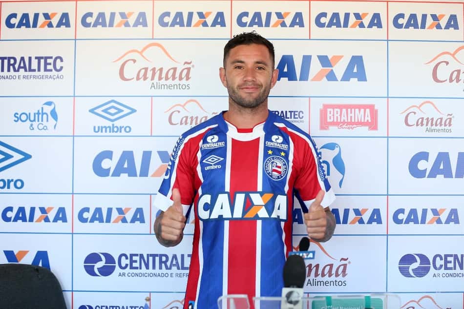 Bahia confirma a venda do lateral Mena para o Racing