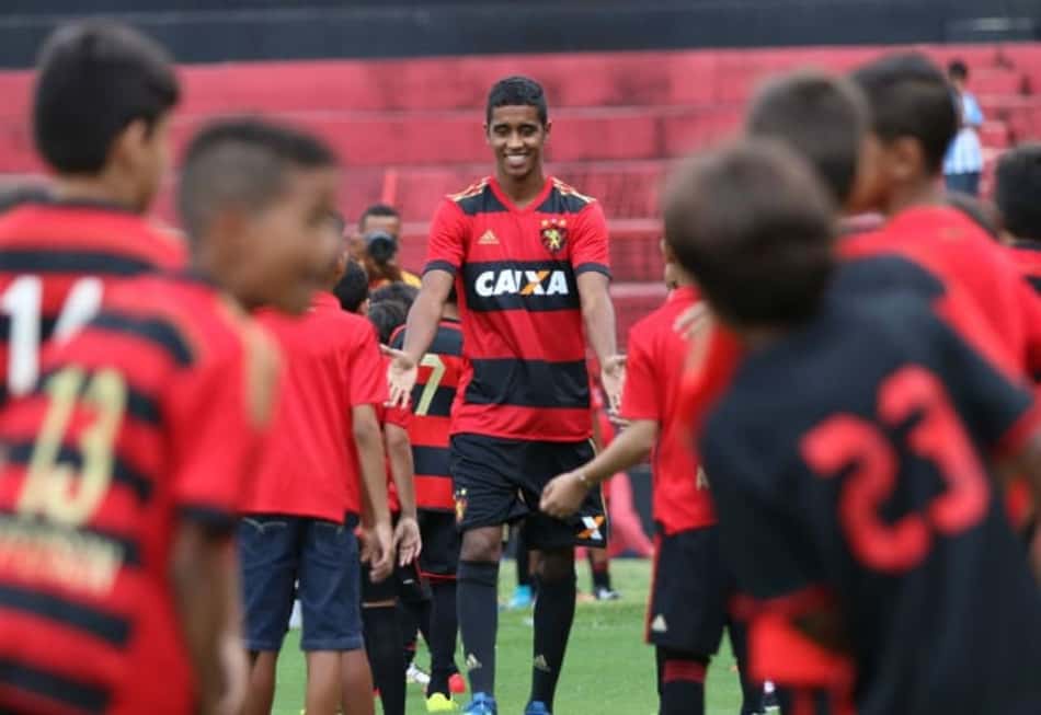 Sport oficializa contratação do meia-atacante Gabriel, do Flamengo