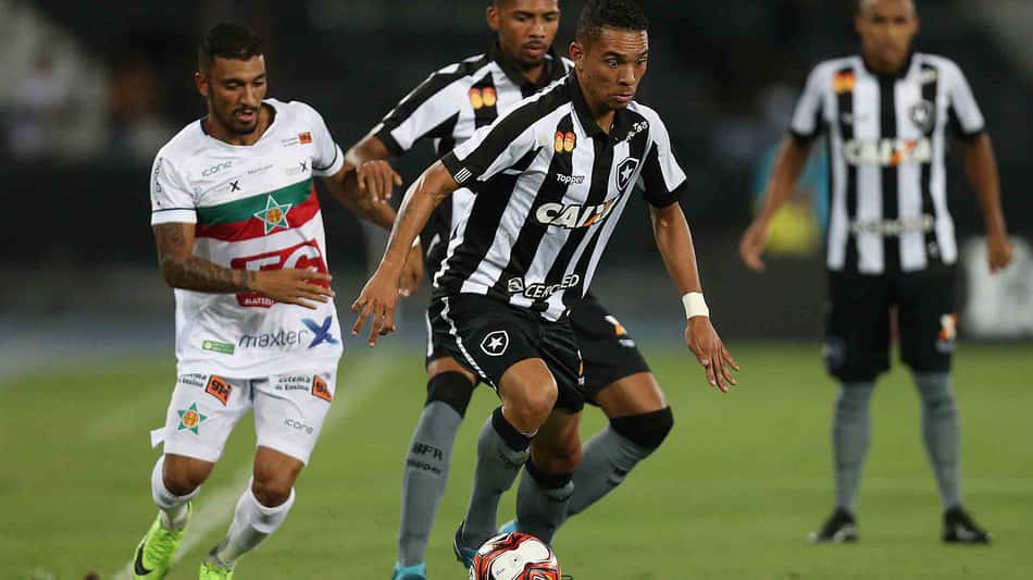De 2017 para 2018, Botafogo vai aprimorando nova formação tática