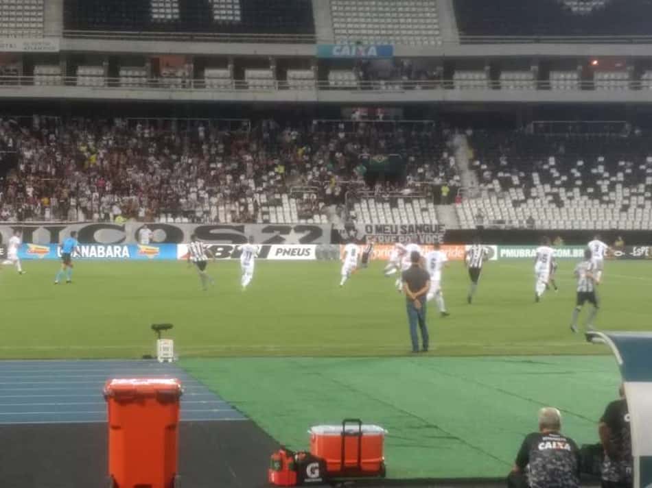 Dos braços para trás ao soco no ar: o estilo Felipe Conceição no Botafogo