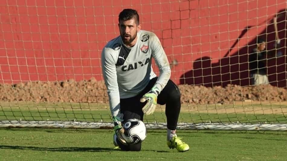 Vasco espera por Fernando Miguel nesta terça para selar contratação