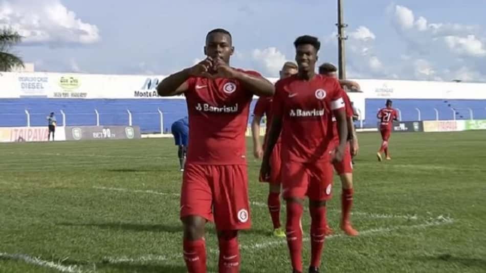 Semifinalista da Copinha, zagueiro do Inter mostra preparo e bom "espelho"