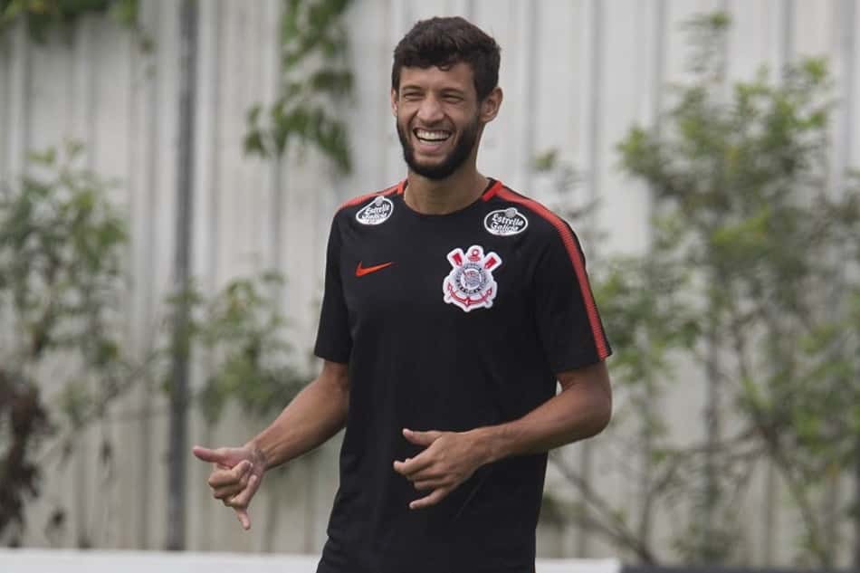 'Intruso', Capixaba faz estreia oficial em meio a sonho no Corinthians