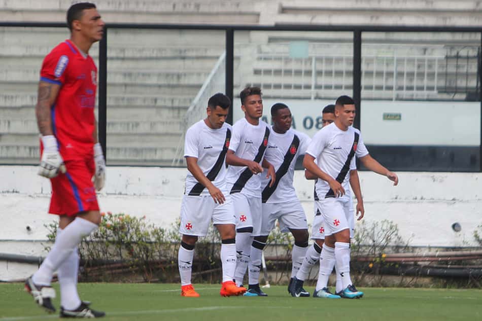 Vasco apresenta evolução em 2º jogo do ano, mas ainda está inconstante