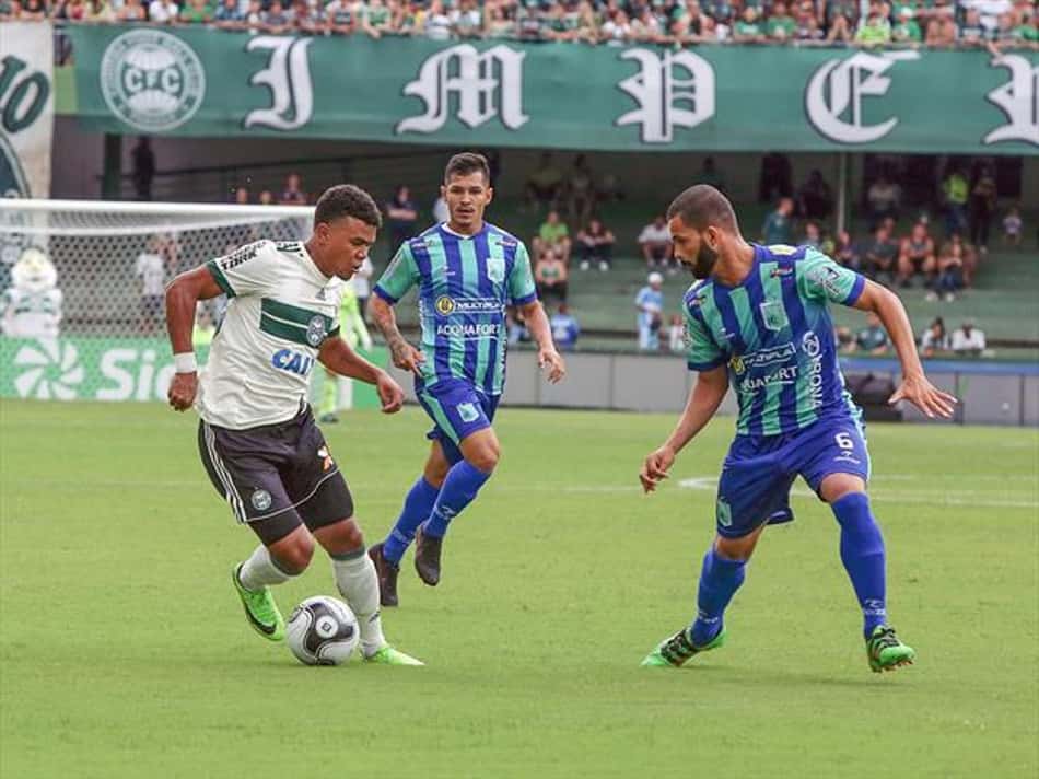 Coxa tem dificuldades e empata no Couto Pereira na estreia do Estadual