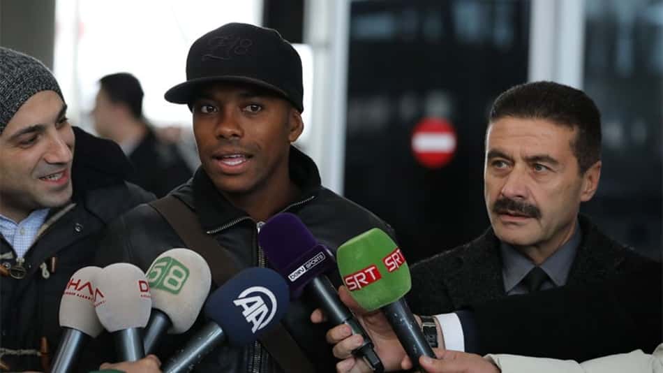 Robinho na chegada ao Sivasspor