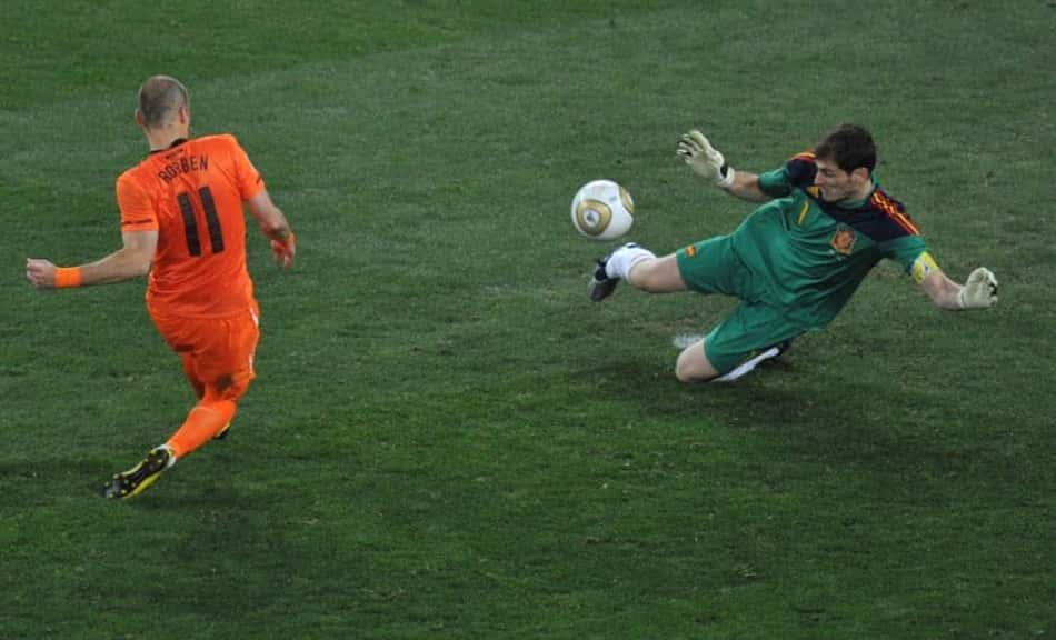 Casillas não vê Espanha como favorita, sonha com crescimento e diz que defesa contra Robben foi 'sorte'