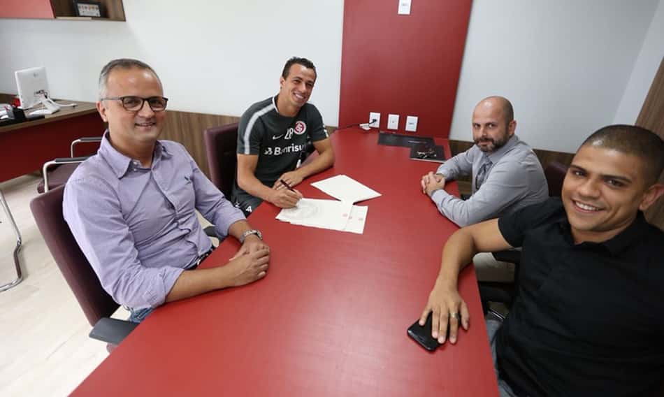 Internacional renova empréstimo do atacante Leandro Damião