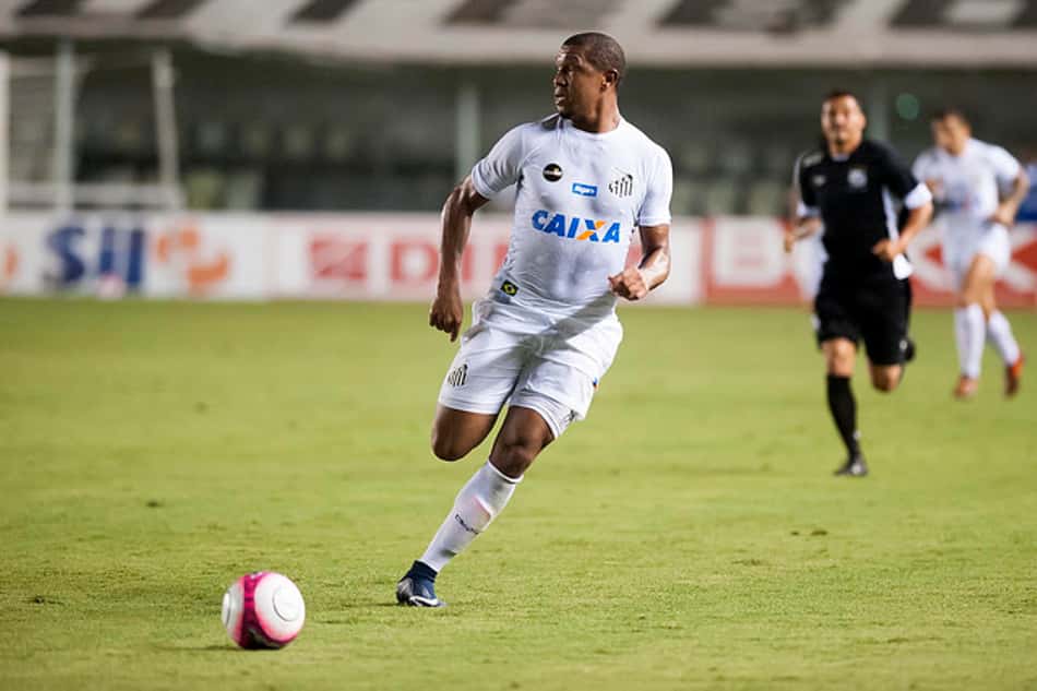 Com futuro incerto, atacante Rodrigão volta a treinar no Santos